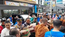 Sinergi Tiga Pilar, Danramil 03/GP Mayor Kav Tri Atmojo Monitoring Pengamanan Ibadah Pindapata Massal di Vihara Metta Palmerah