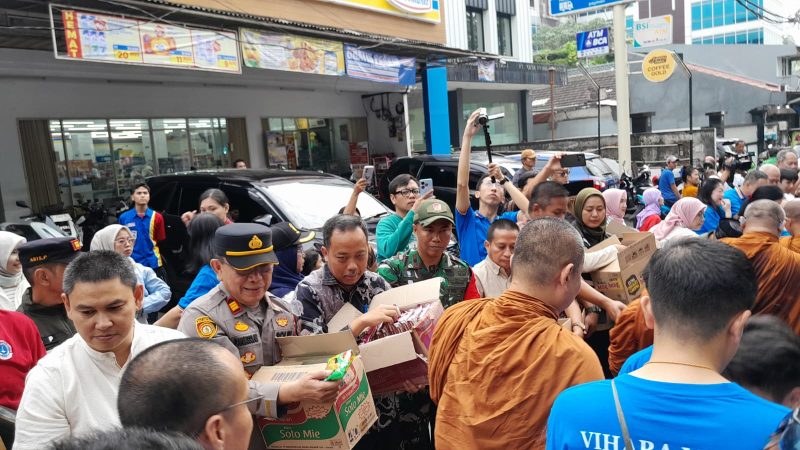 Sinergi Tiga Pilar, Danramil 03/GP Mayor Kav Tri Atmojo Monitoring Pengamanan Ibadah Pindapata Massal di Vihara Metta Palmerah