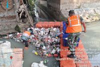 Tindaklanjuti Instruksi Danrem 052/Wkr, Babinsa Koramil 01/TS Bersihkan Sampah di Kali Beton Mangga Besar