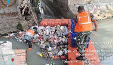 Tindaklanjuti Instruksi Danrem 052/Wkr, Babinsa Koramil 01/TS Bersihkan Sampah di Kali Beton Mangga Besar