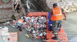 Tindaklanjuti Instruksi Danrem 052/Wkr, Babinsa Koramil 01/TS Bersihkan Sampah di Kali Beton Mangga Besar