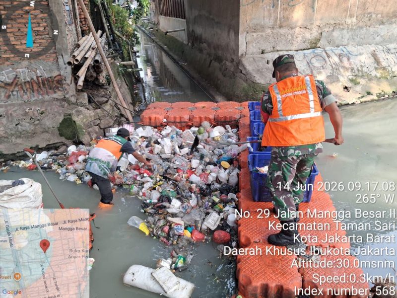 Tindaklanjuti Instruksi Danrem 052/Wkr, Babinsa Koramil 01/TS Bersihkan Sampah di Kali Beton Mangga Besar