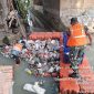 Tindaklanjuti Instruksi Danrem 052/Wkr, Babinsa Koramil 01/TS Bersihkan Sampah di Kali Beton Mangga Besar