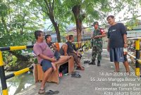 Perkuat Sinergi, Babinsa Koramil 01/TS Gelar Komsos Bersama Warga Mangga Besar