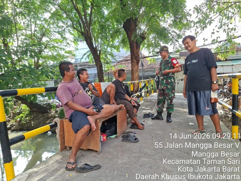 Perkuat Sinergi, Babinsa Koramil 01/TS Gelar Komsos Bersama Warga Mangga Besar