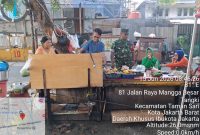 Jaga Sanitasi Lingkungan, Babinsa Koramil 01/Taman Sari Ajak Warga Tangki Tak Buang Sampah Sembarangan