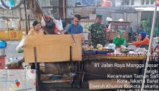 Jaga Sanitasi Lingkungan, Babinsa Koramil 01/Taman Sari Ajak Warga Tangki Tak Buang Sampah Sembarangan