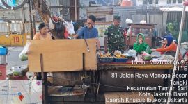 Jaga Sanitasi Lingkungan, Babinsa Koramil 01/Taman Sari Ajak Warga Tangki Tak Buang Sampah Sembarangan
