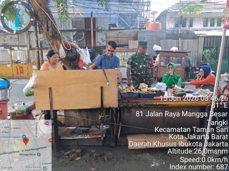 Jaga Sanitasi Lingkungan, Babinsa Koramil 01/Taman Sari Ajak Warga Tangki Tak Buang Sampah Sembarangan