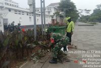 Sinergi TNI dan Petugas Kebersihan, Koramil 01/Taman Sari Gelar Karya Bakti Bersihkan Kawasan Plaza Beos Kota Tua