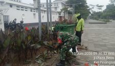 Sinergi TNI dan Petugas Kebersihan, Koramil 01/Taman Sari Gelar Karya Bakti Bersihkan Kawasan Plaza Beos Kota Tua