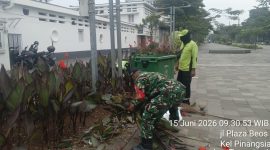 Sinergi TNI dan Petugas Kebersihan, Koramil 01/Taman Sari Gelar Karya Bakti Bersihkan Kawasan Plaza Beos Kota Tua