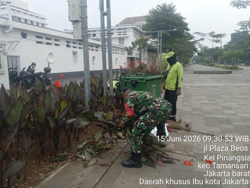 Sinergi TNI dan Petugas Kebersihan, Koramil 01/Taman Sari Gelar Karya Bakti Bersihkan Kawasan Plaza Beos Kota Tua