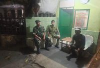 Wujudkan Kondusivitas Wilayah, Babinsa Koramil 01/Taman Sari Gelar Siskamling Bersama Warga dan Petugas Keamanan