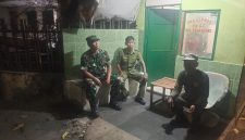 Wujudkan Kondusivitas Wilayah, Babinsa Koramil 01/Taman Sari Gelar Siskamling Bersama Warga dan Petugas Keamanan