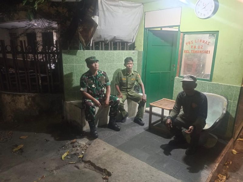 Wujudkan Kondusivitas Wilayah, Babinsa Koramil 01/Taman Sari Gelar Siskamling Bersama Warga dan Petugas Keamanan