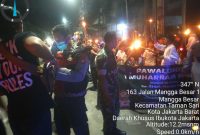 Sambut 1 Muharam 1448 H, Babinsa Koramil 01/Taman Sari Bersama Tiga Pilar Amankan Pawai Obor