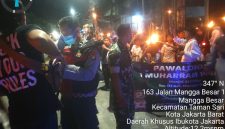 Sambut 1 Muharam 1448 H, Babinsa Koramil 01/Taman Sari Bersama Tiga Pilar Amankan Pawai Obor