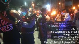 ​Sambut 1 Muharam 1448 H, Babinsa Koramil 01/Taman Sari Bersama Tiga Pilar Amankan Pawai Obor 
