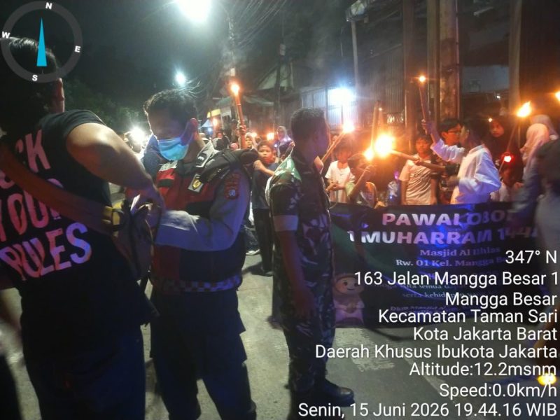 ​Sambut 1 Muharam 1448 H, Babinsa Koramil 01/Taman Sari Bersama Tiga Pilar Amankan Pawai Obor 