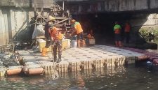 Aksi Tanggap Darurat Babinsa Koramil 01/Taman Sari Bersihkan Sampah di Bantaran Kali Krukut
