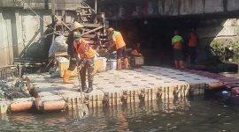 Aksi Tanggap Darurat Babinsa Koramil 01/Taman Sari Bersihkan Sampah di Bantaran Kali Krukut