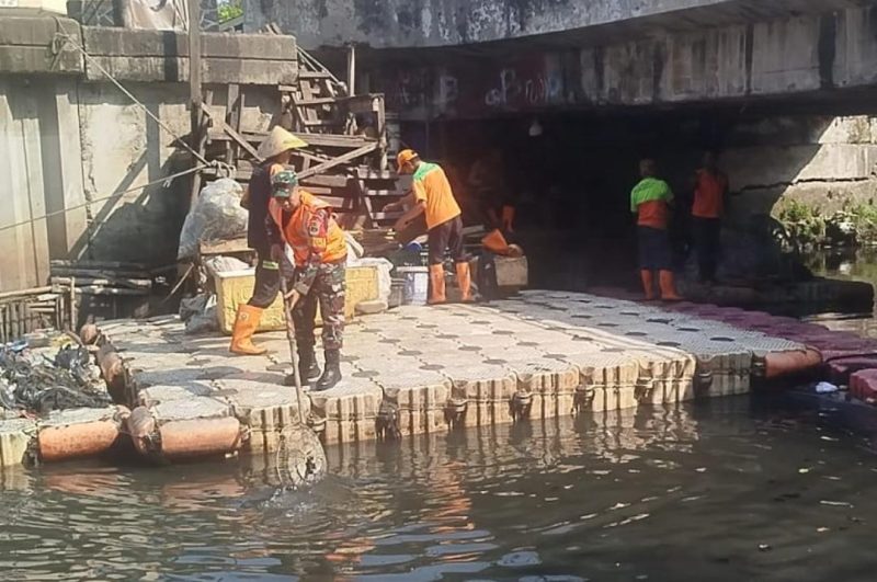 Aksi Tanggap Darurat Babinsa Koramil 01/Taman Sari Bersihkan Sampah di Bantaran Kali Krukut
