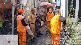 Antisipasi Banjir Musim Hujan, Koramil 01/TS Bersama PPSU dan Warga Krukut Gelar Kerja Bakti Massal