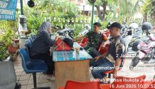 Pererat Silaturahmi di Musim Pancaroba, Babinsa Tomang Sertu Waras Sutiono Gencarkan Komsos dan Imbau Kewaspadaan Kebakaran