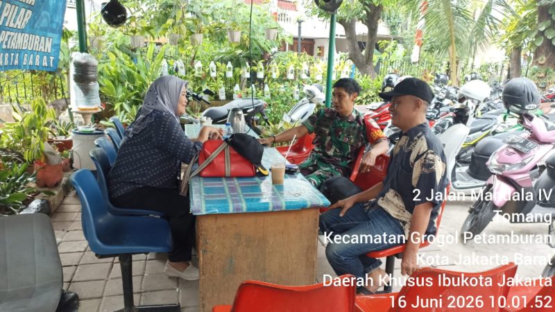 Pererat Silaturahmi di Musim Pancaroba, Babinsa Tomang Sertu Waras Sutiono Gencarkan Komsos dan Imbau Kewaspadaan Kebakaran