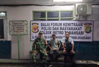 Perketat Keamanan Lingkungan, Babinsa Koramil 01/Taman Sari Gelar Siskamling Bersama Warga dan Linmas