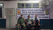 Perketat Keamanan Lingkungan, Babinsa Koramil 01/Taman Sari Gelar Siskamling Bersama Warga dan Linmas