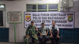 Perketat Keamanan Lingkungan, Babinsa Koramil 01/Taman Sari Gelar Siskamling Bersama Warga dan Linmas