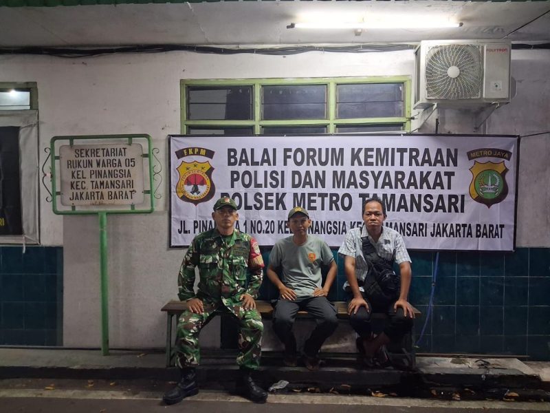Perketat Keamanan Lingkungan, Babinsa Koramil 01/Taman Sari Gelar Siskamling Bersama Warga dan Linmas