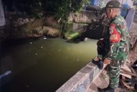 Babinsa Koramil 01/Taman Sari Pantau TMA Sungai