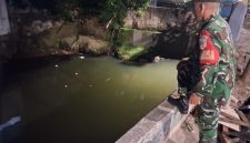 Babinsa Koramil 01/Taman Sari Pantau TMA Sungai