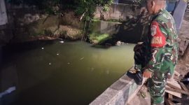 Babinsa Koramil 01/Taman Sari Pantau TMA Sungai