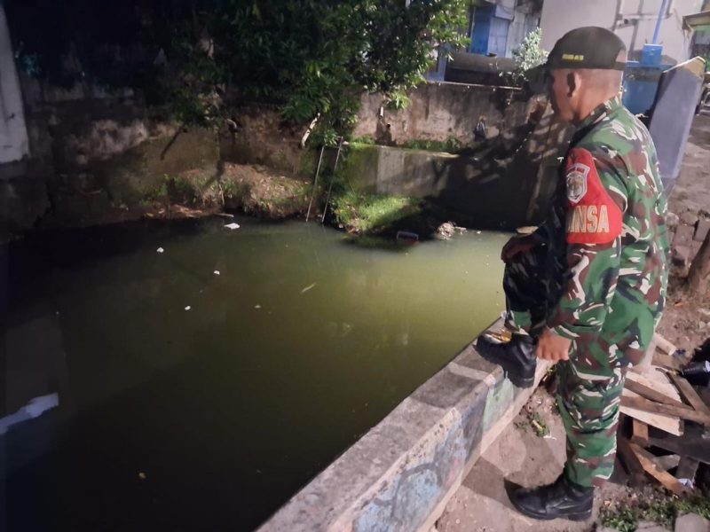 Babinsa Koramil 01/Taman Sari Pantau TMA Sungai
