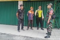 Antisipasi Curanmor dan Copet, Pesan Komsos Babinsa Koramil 01/Taman Sari Rangkul Security Pasar Jaga Kamtibmas