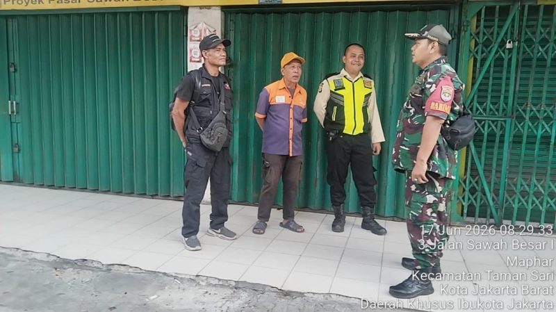 Antisipasi Curanmor dan Copet, Pesan Komsos Babinsa Koramil 01/Taman Sari Rangkul Security Pasar Jaga Kamtibmas
