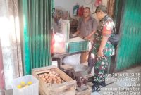 Pastikan Stabilitas Pangan, Babinsa Koramil 01/Taman Sari Pantau Langsung Harga Sembako di Pasar Palapa