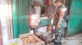 Pastikan Stabilitas Pangan, Babinsa Koramil 01/Taman Sari Pantau Langsung Harga Sembako di Pasar Palapa
