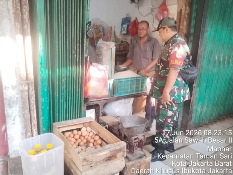 Pastikan Stabilitas Pangan, Babinsa Koramil 01/Taman Sari Pantau Langsung Harga Sembako di Pasar Palapa