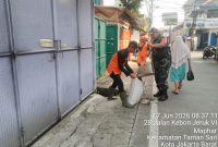 Komitmen TNI AD Antisipasi Banjir Musim Hujan, Koramil 01/Taman Sari Gelar Kerja Bakti Bersama PPSU dan Warga di Maphar