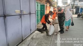 Komitmen TNI AD Antisipasi Banjir Musim Hujan, Koramil 01/Taman Sari Gelar Kerja Bakti Bersama PPSU dan Warga di Maphar