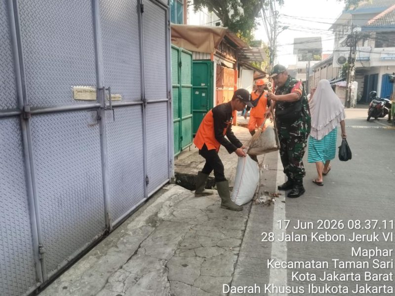 Komitmen TNI AD Antisipasi Banjir Musim Hujan, Koramil 01/Taman Sari Gelar Kerja Bakti Bersama PPSU dan Warga di Maphar