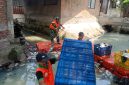 Aksi Satgas Sampah Koramil 01/Taman Sari Bersihkan Bantaran Kali Tangki
