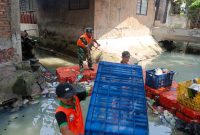 Aksi Satgas Sampah Koramil 01/Taman Sari Bersihkan Bantaran Kali Tangki