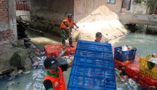 Aksi Satgas Sampah Koramil 01/Taman Sari Bersihkan Bantaran Kali Tangki