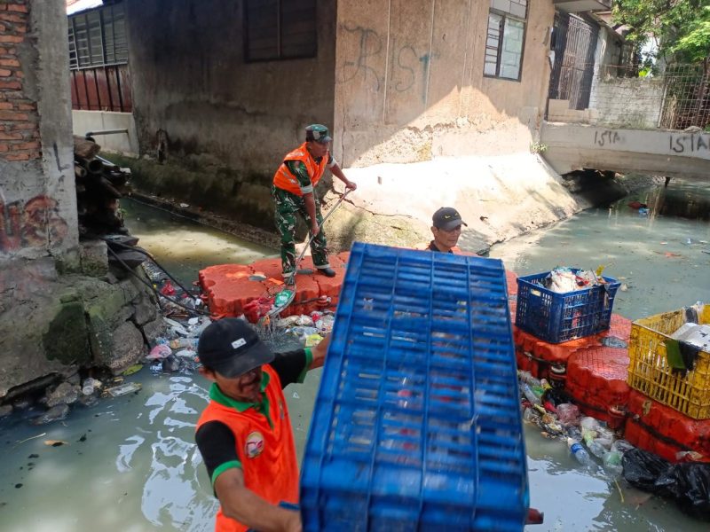 Aksi Satgas Sampah Koramil 01/Taman Sari Bersihkan Bantaran Kali Tangki